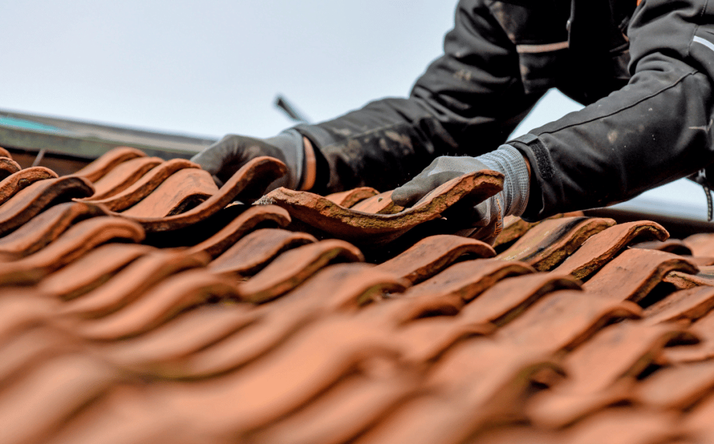 5 Signs That You Are in Need of a Roofing Solution